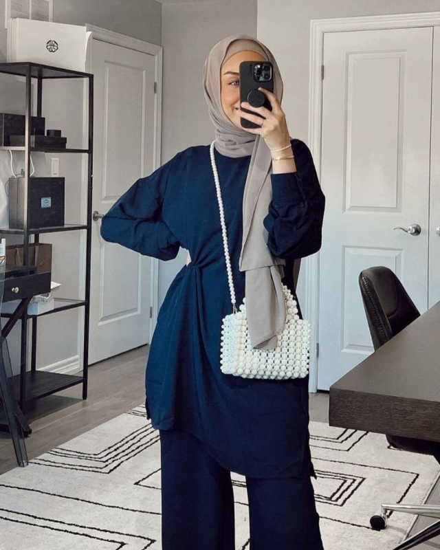 Kombinasi Warna Baju untuk Jilbab Abu-abu